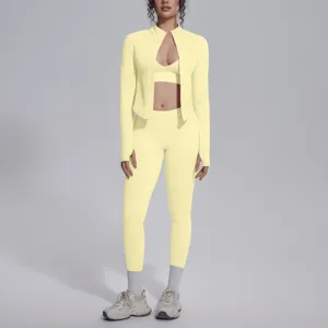 Dettaglio set sportivo a 3 pezzi senza cuciture monocolore, fitness yoga traspirante ed elastico.