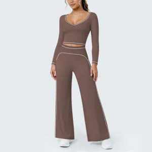 Detailansicht des braunen gerippten langärmligen Crop-Tops und der Yoga-Hose mit weitem Bein.