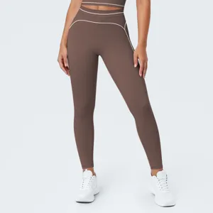 Vista de cerca de leggings de yoga de talla alta para mujer con ribete de contraste.