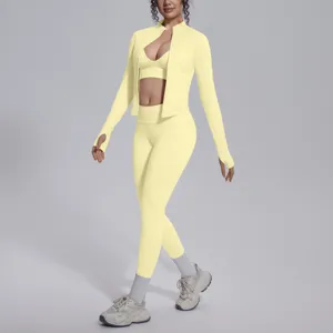 Completo sportivo senza cuciture giallo burro 3 pezzi, reggiseno, giacca zip e leggings.