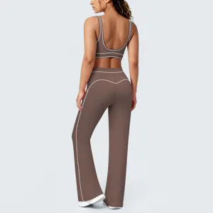 Elegante set da yoga marrone con profili bianchi a contrasto per comodi allenamenti fitness.