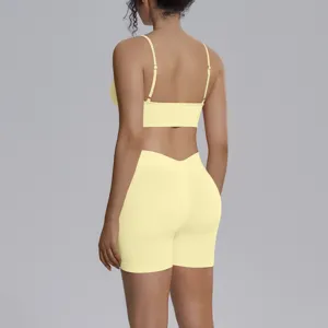 Detalle de conjunto de yoga sin costuras, vista trasera de ropa deportiva transpirable fitness.