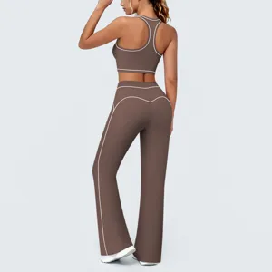 Détail vue arrière ensemble de yoga marron, bordures contrastées, brassière et pantalon flare.