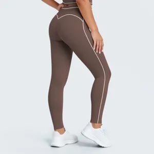 Detalle de leggings de yoga de talle alto con ribetes de contraste y costuras moldeadoras.