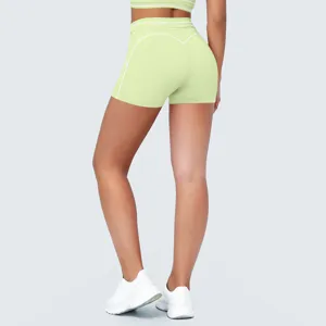 Gedetailleerd overzicht van de achterkant van de sportieve yoga short met stretch.