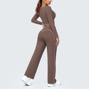 Detailansicht braunes Langarm-Crop-Top und Schlaghosen Yoga-Set mit weißer Paspelierung.