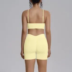 Conjunto de fitness amarillo sin costuras vista trasera, pantalones cortos de yoga y sujetador.