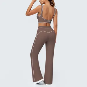 Dettaglio posteriore del set da yoga marrone con profili a contrasto e pantaloni a zampa.
