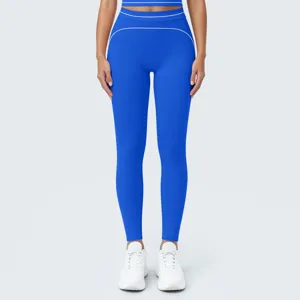 Detalle de leggings de yoga azul real de tiro alto, con líneas deportivas blancas de contraste.
