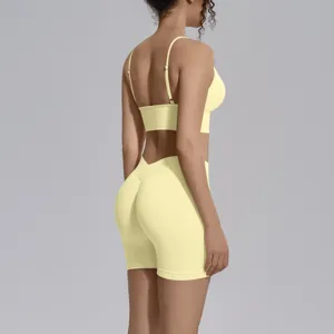 Conjunto de yoga sin costuras de mujer, ropa deportiva transpirable con top y short corto.