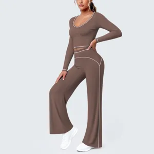 Braunes langärmliges Crop-Top und weite Yoga-Hose mit eleganten weißen Kontrastpaspeln Detail.