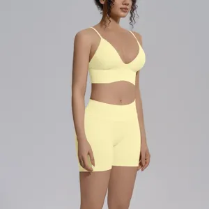 Detalle de conjunto de yoga sin costuras liso, sujetador deportivo y pantalones cortos.