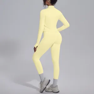 Set yoga con top corto a maniche lunghe e leggings a vita alta, abbigliamento fitness.