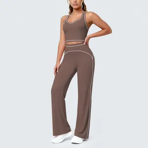 Ensemble de sport marron deux pièces avec passepoil contrasté haut de yoga et pantalon large.