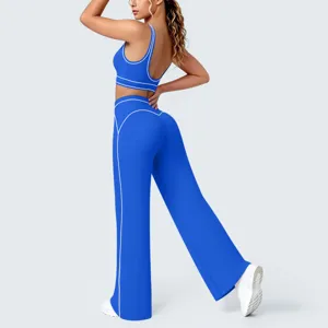 Dettaglio completo set yoga svasato blu, reggiseno sportivo e pantaloni per il fitness.