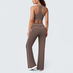Vue détaillée de l'ensemble de yoga marron avec passepoils blancs contrastés et coupe évasée.