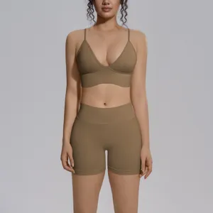 Vista detallada sujetador deportivo sin costuras y pantalones cortos de yoga tiro alto.