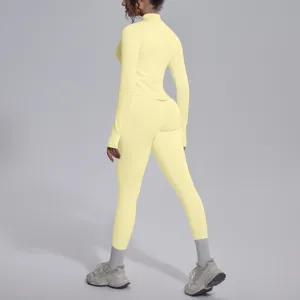 Vista di dettaglio di un set top leggings yoga fitness atletico elastico monocolore senza cuciture.
