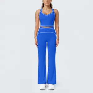 Ensemble de yoga bleu à lignes contrastées, haut court et pantalon évasé pour le fitness.