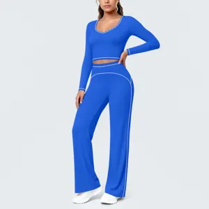 Detailansicht des königsblauen langärmligen Crop-Tops und der weiten Yoga-Hose für Damen.