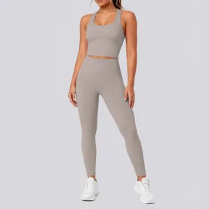 Seamless nude-feel solid color workout set for women fitness and yoga wear daily use.