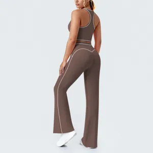 Vue arrière détaillée d'un ensemble de yoga marron avec passepoil blanc et pantalon large.