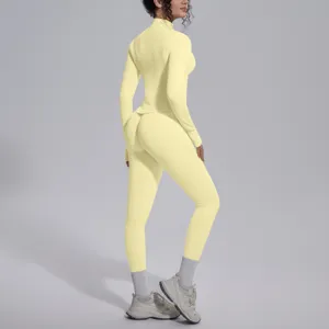 Set yoga sportivo elastico monocolore senza cuciture con bellissimo dettaglio schiena.