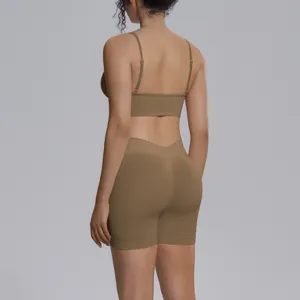 Conjunto de yoga sin costuras, sujetador deportivo espalda abierta y pantalones cortos.