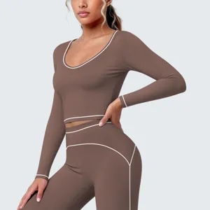 Nahaufnahme des braunen langärmligen Crop-Tops mit weißen Kontrast-Paspelierungsdetails.