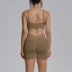 Vista trasera detalle top deportivo sin costuras y pantalones cortos de fitness caqui.