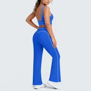 Vista dettagliata del set yoga blu royal in due pezzi con bordini bianchi e pantaloni a zampa.