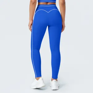 Vista detallada de pantalones de yoga deportivos de tiro alto con ribetes contrastantes y corte.