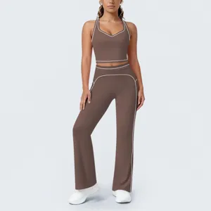 Ensemble de yoga marron avec passepoils contrastés, haut de sport et pantalon évasé.