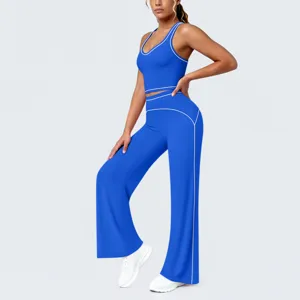 Détail d'ensemble de yoga bleu avec passepoil blanc, crop top et pantalon flare pour le fitness.