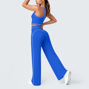 Détail de l'ensemble de sport bleu avec liserés contrastés, haut et pantalon de yoga.