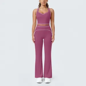 Ensemble de yoga pour femme avec passepoil contrasté, soutien-gorge de sport et pantalon.