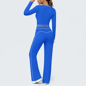 Blaues langarm Crop Top und Schlag Yogahose Set mit weissen Kontrastpaspeln für Damen.