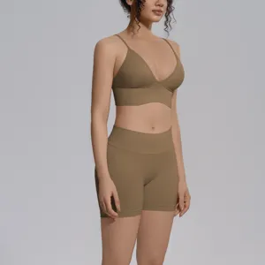 Vista detallada del conjunto de yoga deportivo liso sin costuras en caqui, top y short.