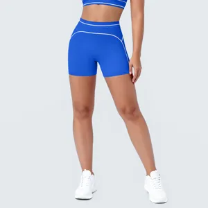 Detailfoto van koningsblauwe fitness korte sportbroek met hoge taille en witte biezen.