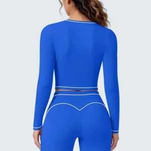 Achterkant van blauwe sport top met lange mouwen en bijpassende legging met contraterende bies.