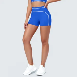 Detailopname van koningsblauwe sport-yogashorts met contrasterende witte biesdetails.