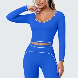 Detailopname van blauwe sporttop en bijpassende legging met stijlvolle contrasterende bies.