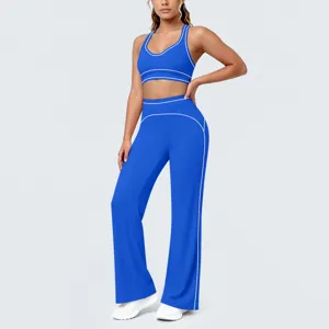 Set sportivo blu a contrasto, reggiseno sportivo e pantaloni yoga ampi, tuta fitness.