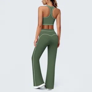 Détail arrière de l'ensemble de sport vert avec soutien-gorge et pantalon de yoga évasé blanc.