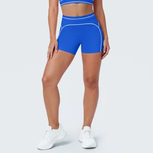 Blauwe sportset met korte fitnessbroek en top, elastisch en ademend voor training.