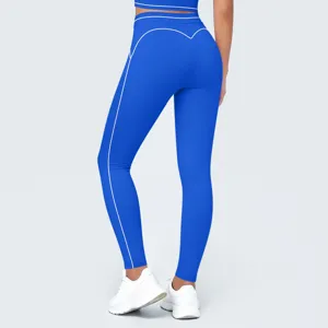 Vista detallada de los pantalones de yoga azules de talle alto con costuras blancas.