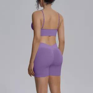 Conjunto de yoga sin costuras liso, ropa deportiva fitness transpirable vista detallada.