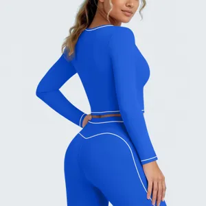 Gedetailleerd overzicht van blauwe sportcrop-top met lange mouwen en bijpassende legging.