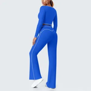 Detailansicht des königsblauen langärmligen Crop-Tops und Schlag-Yoga-Hosen Sportsets.