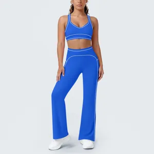 Vista dettagliata del set yoga blu a due pezzi con reggiseno sportivo e pantaloni.